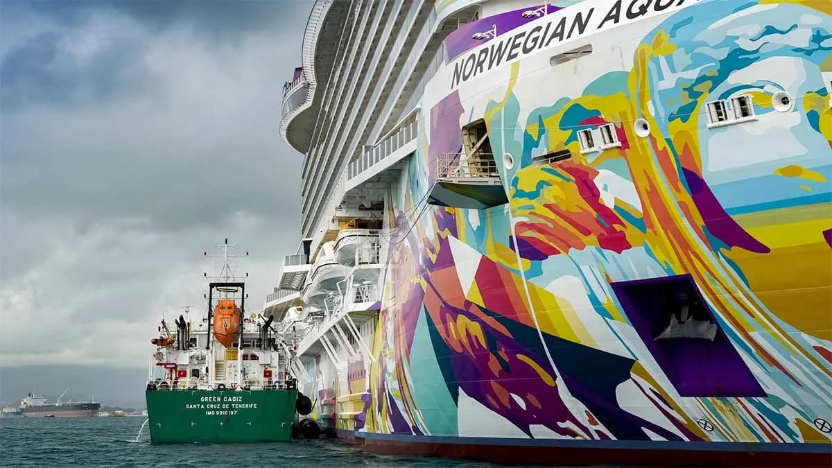 El crucero Norwegian Aqua recala en el puerto de Algeciras para repostar antes de entrar en servicio