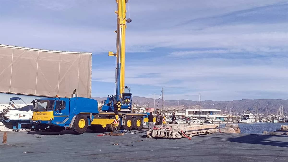 Puertos de Andalucía afronta la renovación de los pantalanes y el foso de varadero del puerto de Roquetas de Mar