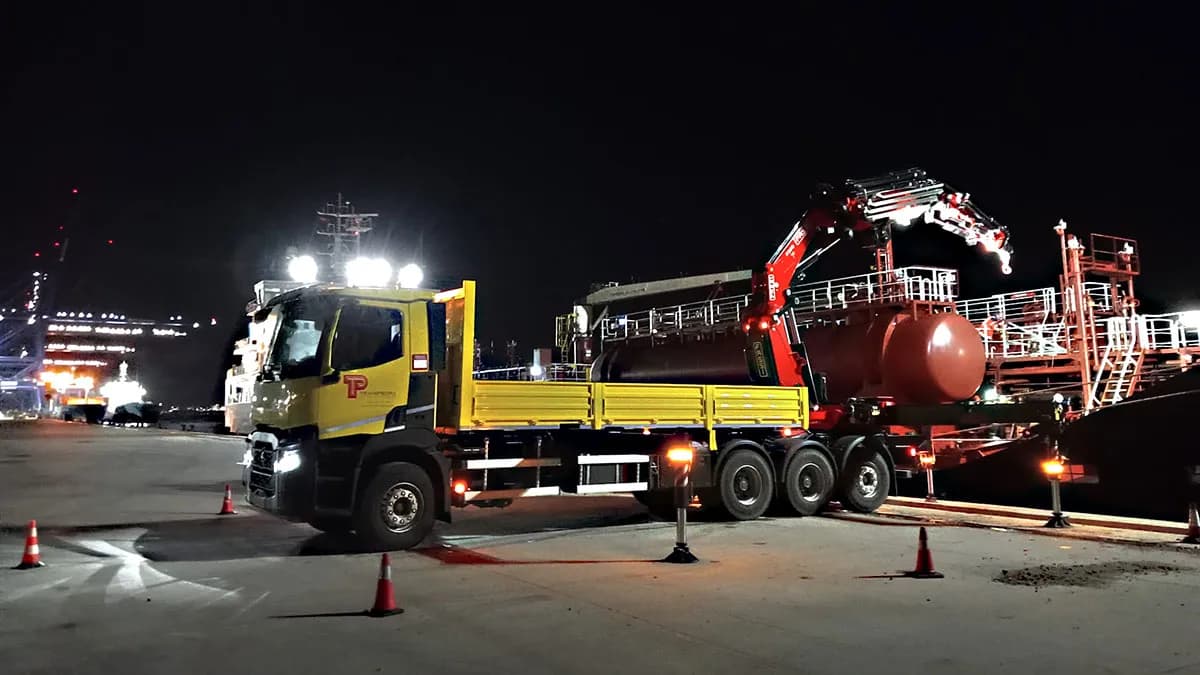 Transpiedra lleva a cabo una operativa en el puerto de Algeciras con su nueva grúa Fassi 990