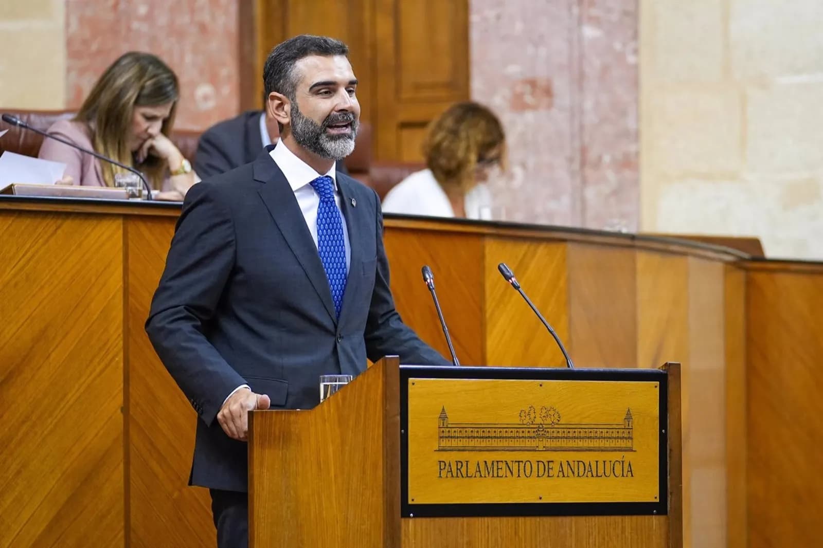 La Junta de Andalucía descarta riesgo sanitario y afectación a la pesca tras el vertido de parafina en el Estrecho