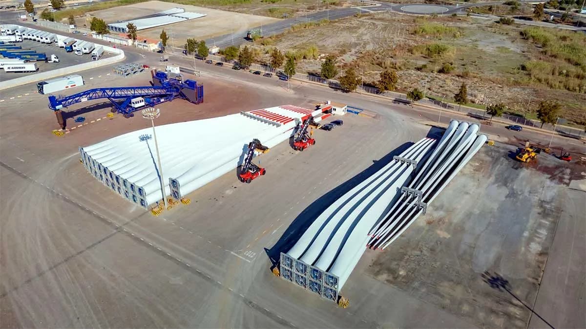 El Puerto de Motril inicia el año exportando treinta palas de aerogeneradores