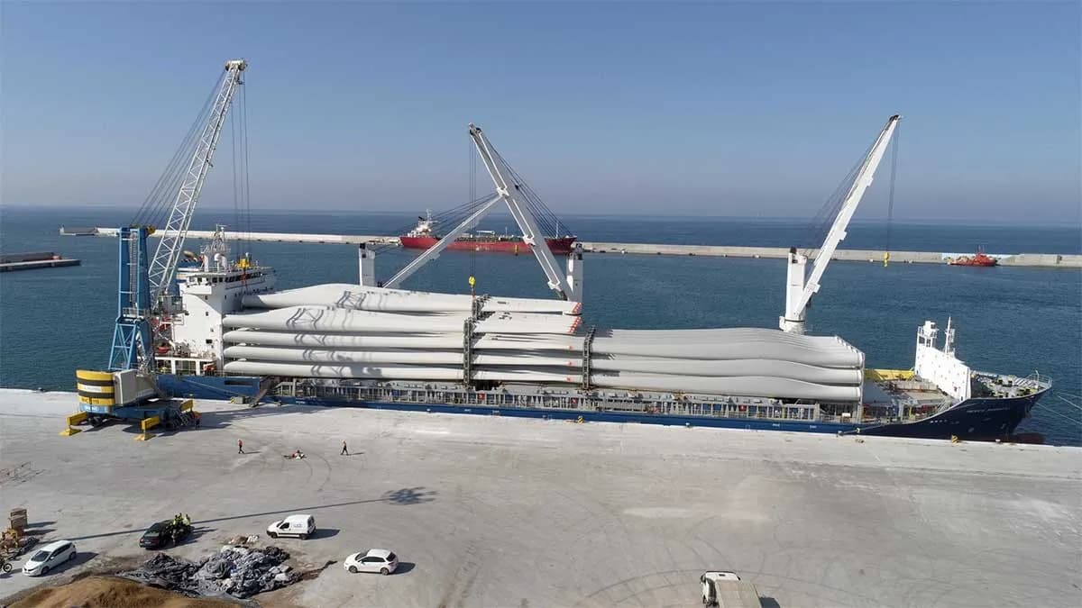 El Puerto de Motril refuerza su papel en la exportación de aerogeneradores de Vestas