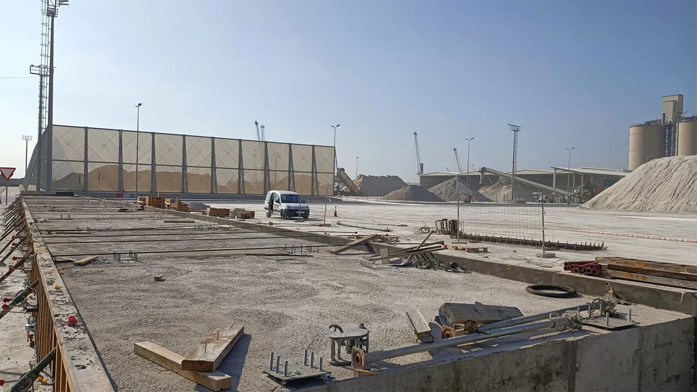 El Puerto de Castellón instala pantallas atrapapolvo en la dársena sur