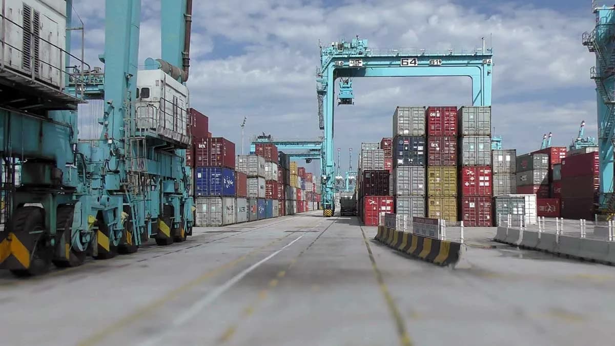 Maersk duplica su factura por emisiones de CO₂ mientras Tánger Med gana peso frente a Algeciras en la red Gemini