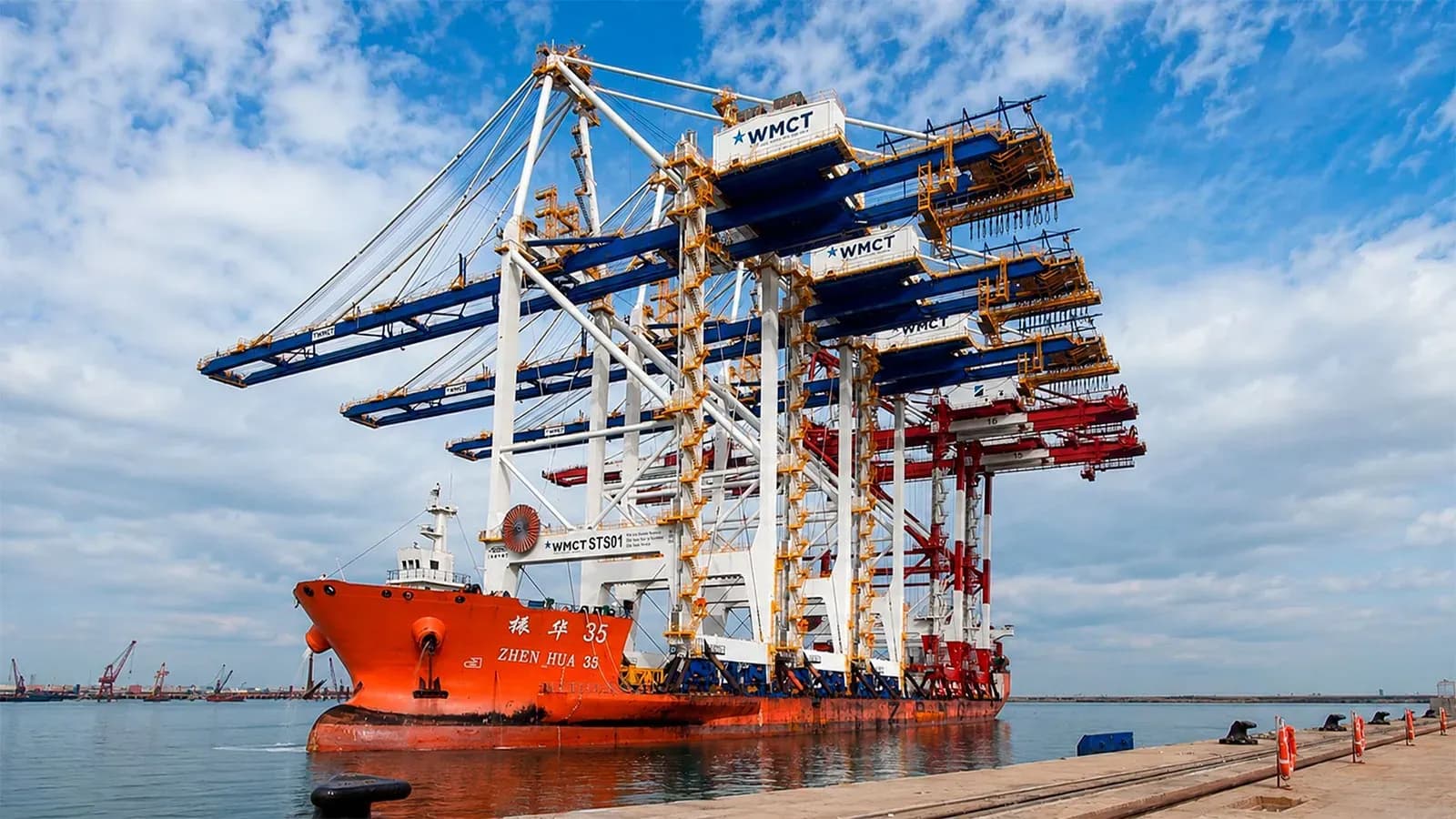 Pérez y Cía actúa como consignataria del primer buque con grúas para la terminal de Nador West Med