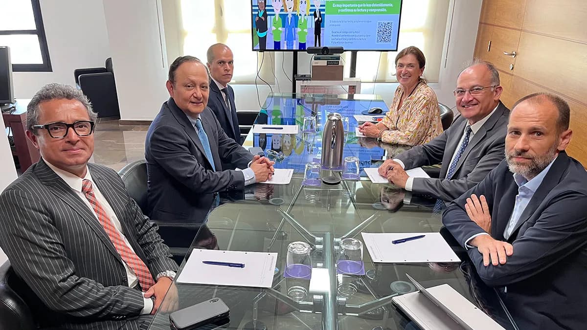 El embajador del Perú en España se interesa por los programas formativos de la Autoridad Portuaria de Valencia