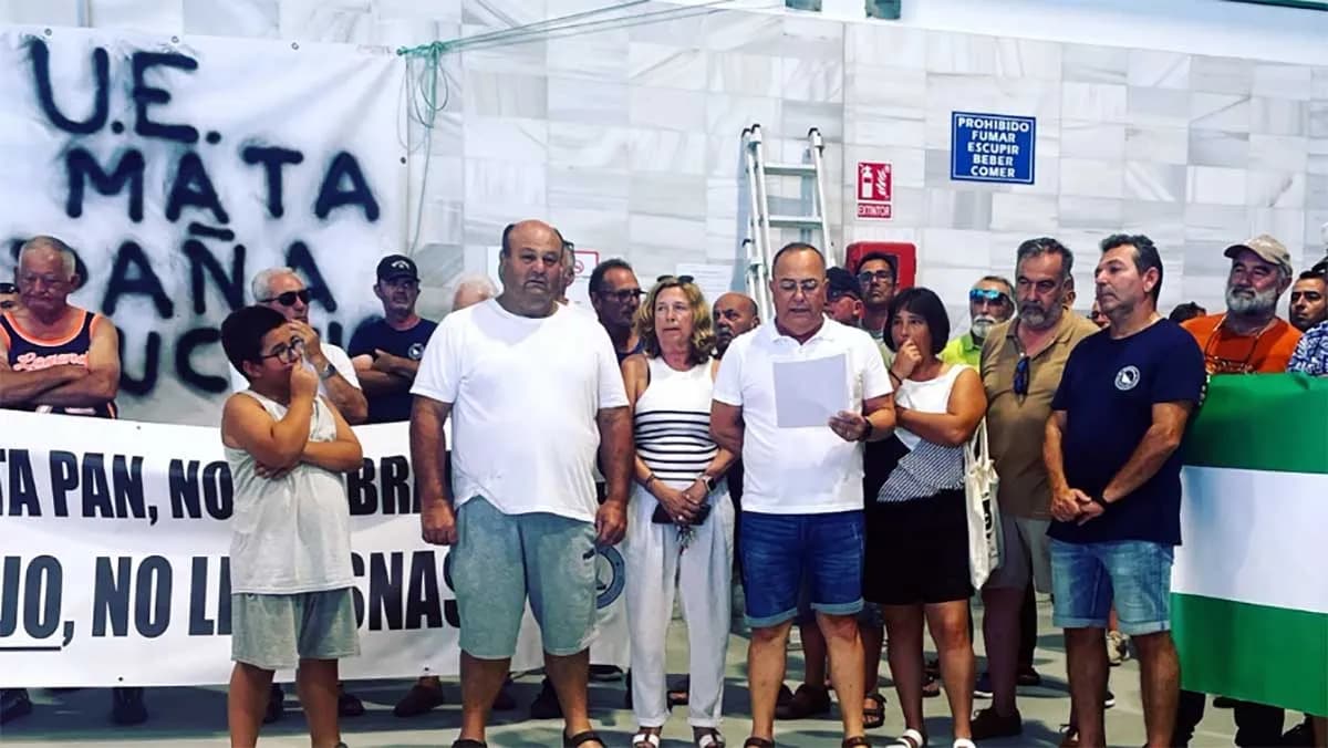 La pesca artesanal de Barbate y Conil continúa esperando respuestas a la invasión del alga asiática