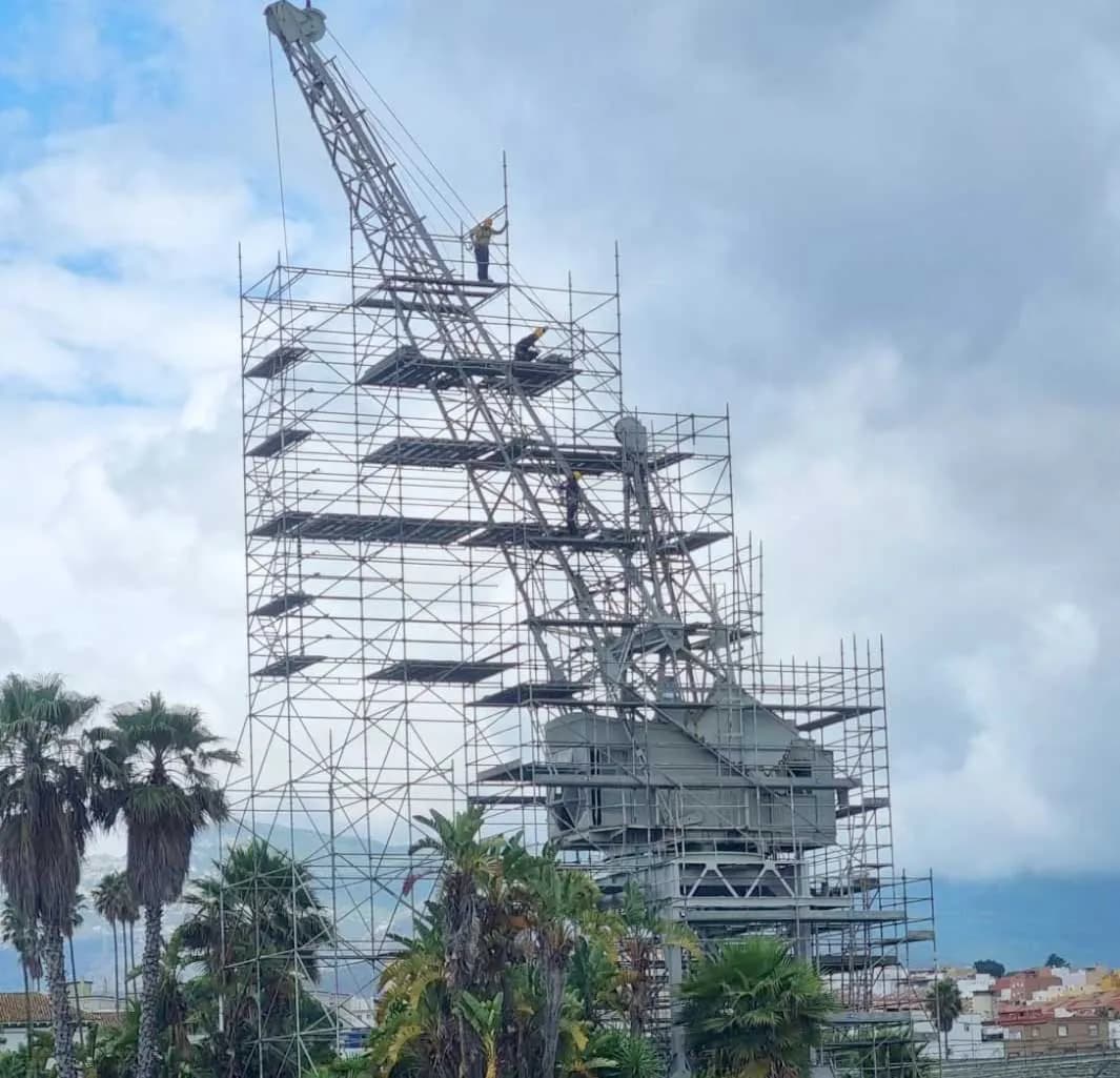 El Puerto de Algeciras inicia los trabajos de pintado de su primera grúa eléctrica