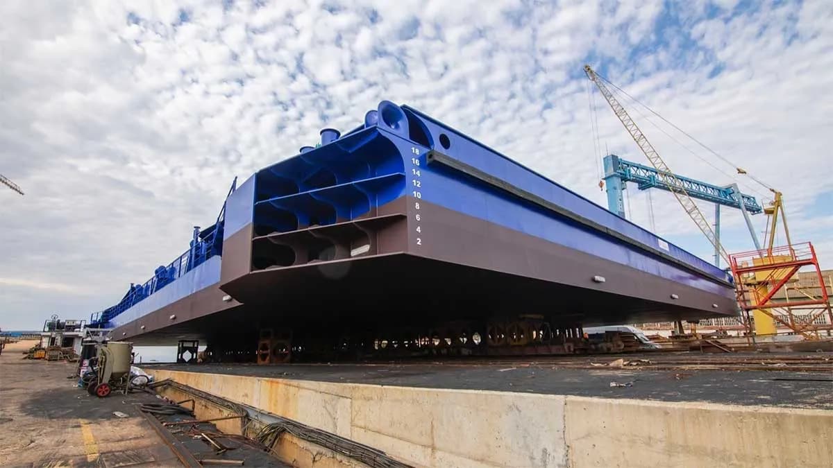 Nuevo Astillero de Huelva bota la plataforma de la nueva doble rampa Ro-Ro del Puerto de Huelva