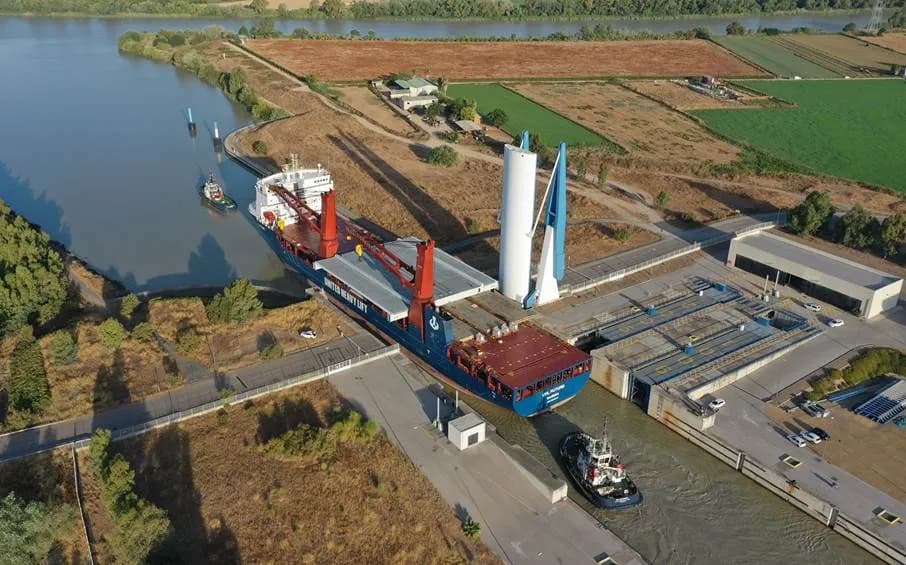Pasa por la esclusa del puerto de Sevilla el tablero levadizo del puente móvil de Gotemburgo