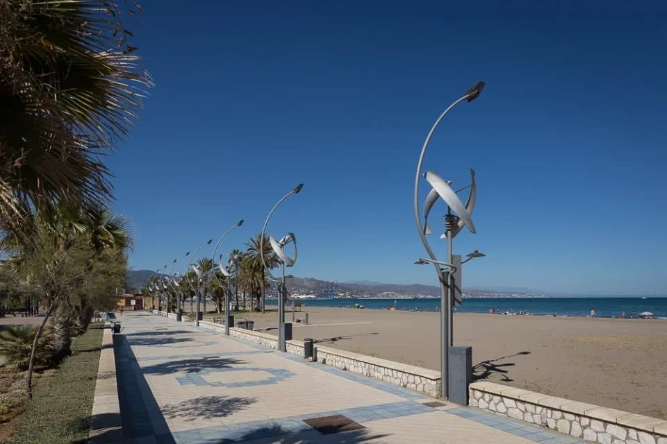 Sigue la búsqueda de dos jóvenes desaparecidos en aguas de Málaga