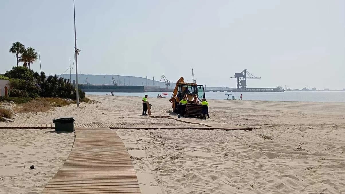 El Ayuntamiento de Los Barrios ultima los preparativos para la temporada de verano en la playa de Palmones