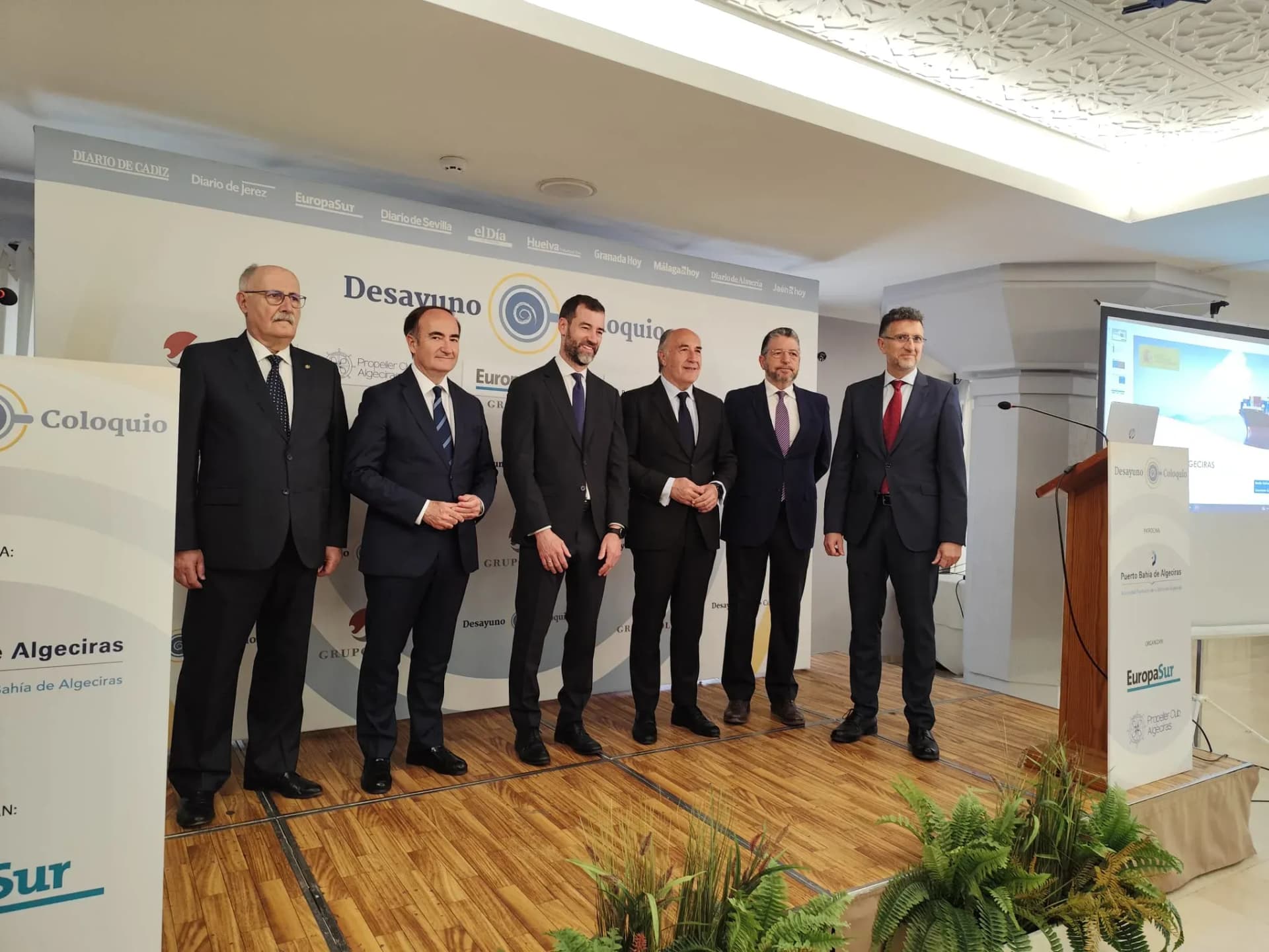 El Ministerio de Transportes trabaja en una alianza entre los puertos de Algeciras y Singapur