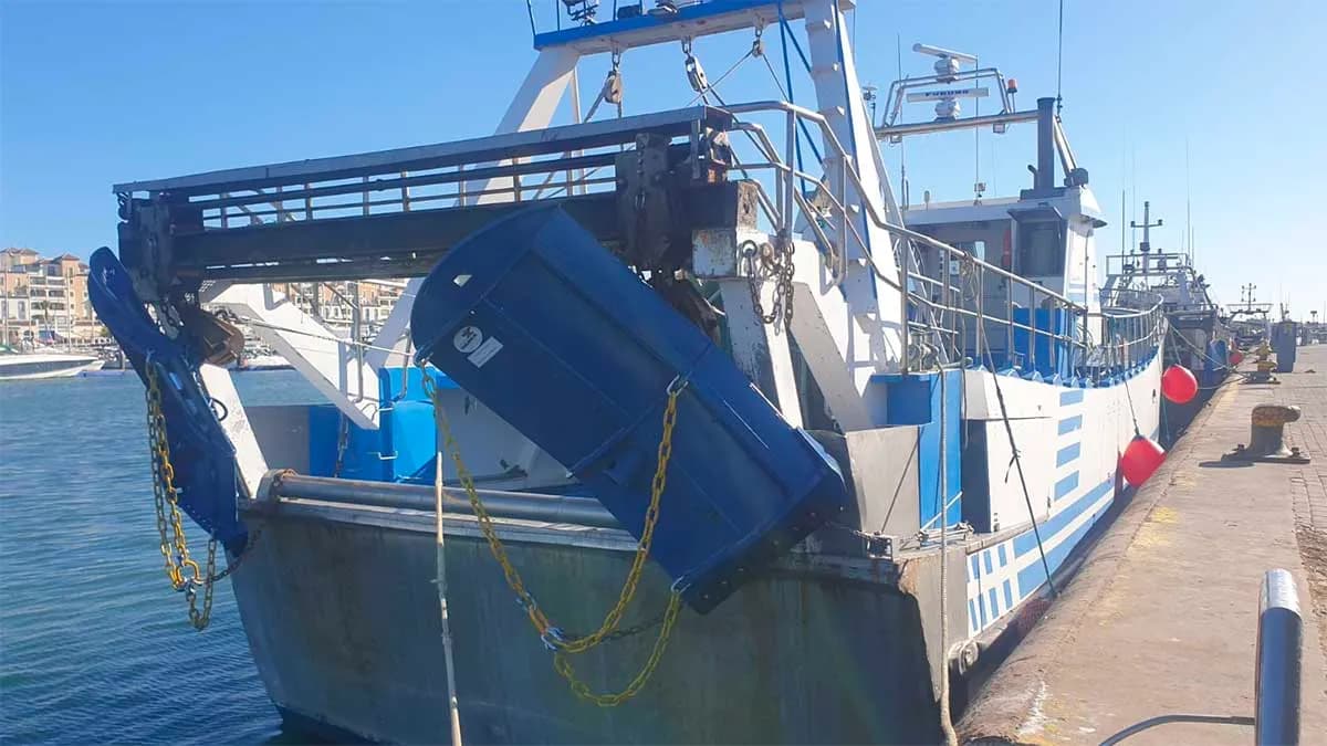 Armadores de Ayamonte defienden que el uso de “puertas voladoras” permite ahorrar un 20% de combustible