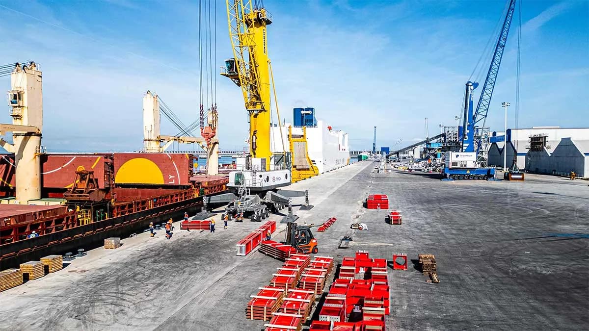 El Puerto de La Coruña, escenario de un embarque de piezas para un proyecto científico en Estados Unidos