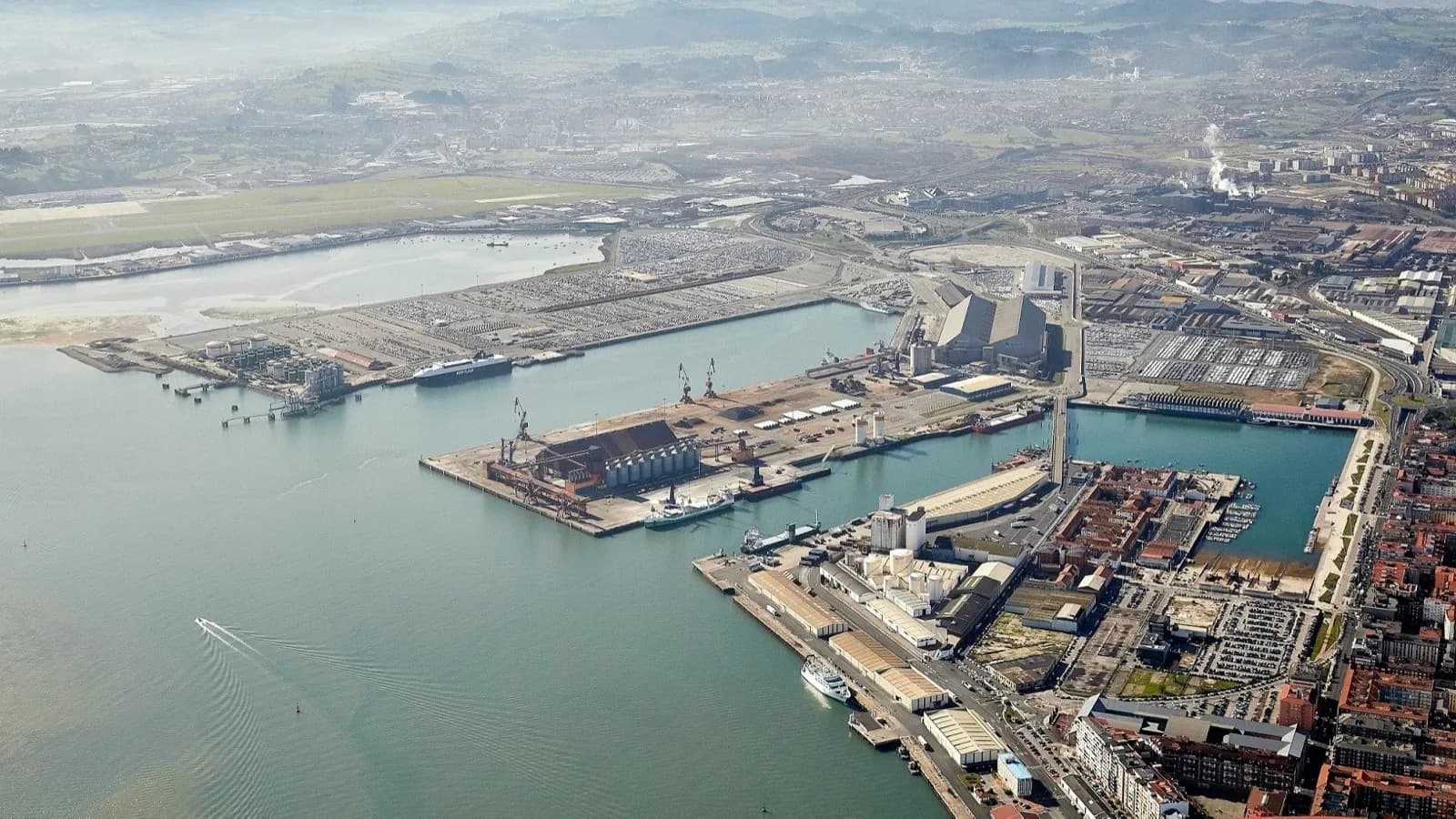 El servicio aduanero del puerto de Santander cuadruplica su actividad desde la entrada del Brexit