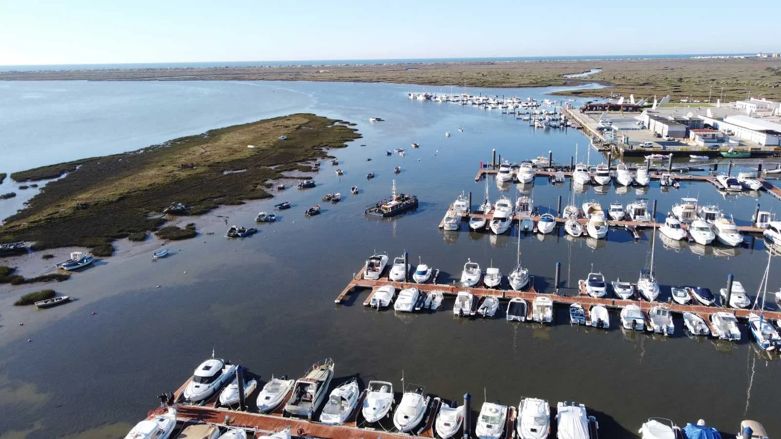 Comienzan los trabajos para recuperar la navegabilidad del puerto de El Terrón en Lepe