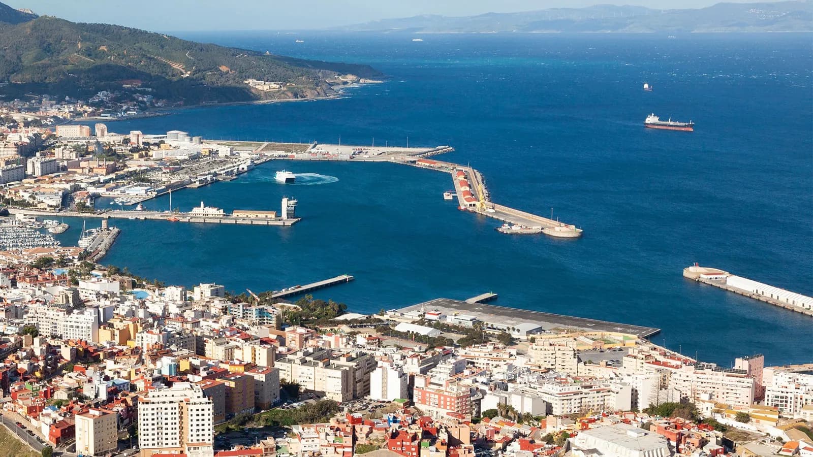 El puerto de Ceuta se convierte en centro pesquero de referencia para buques de terceros países
