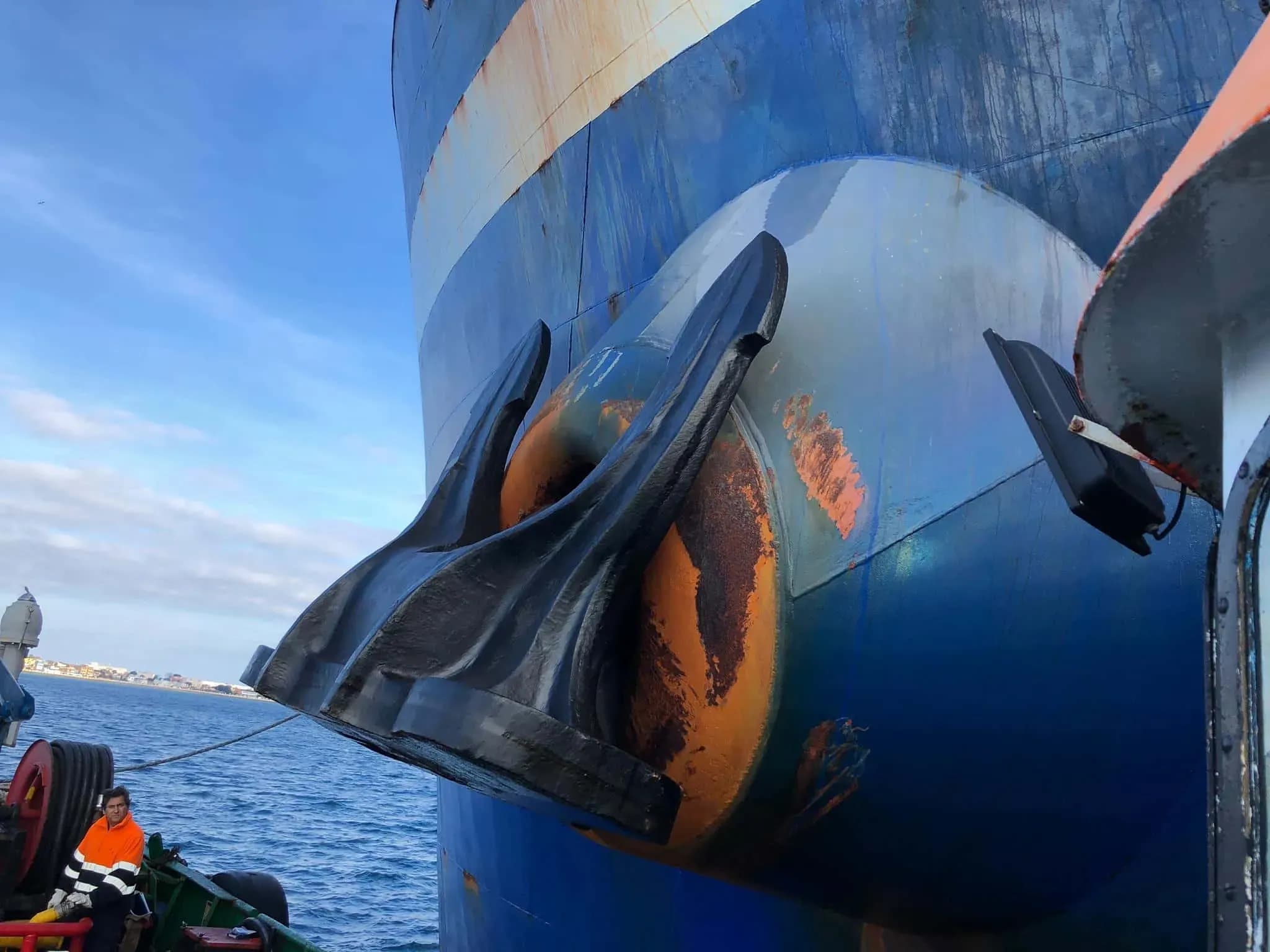 Empse y Gabarras & Servicios abordan una operación «de peso» en la Bahía