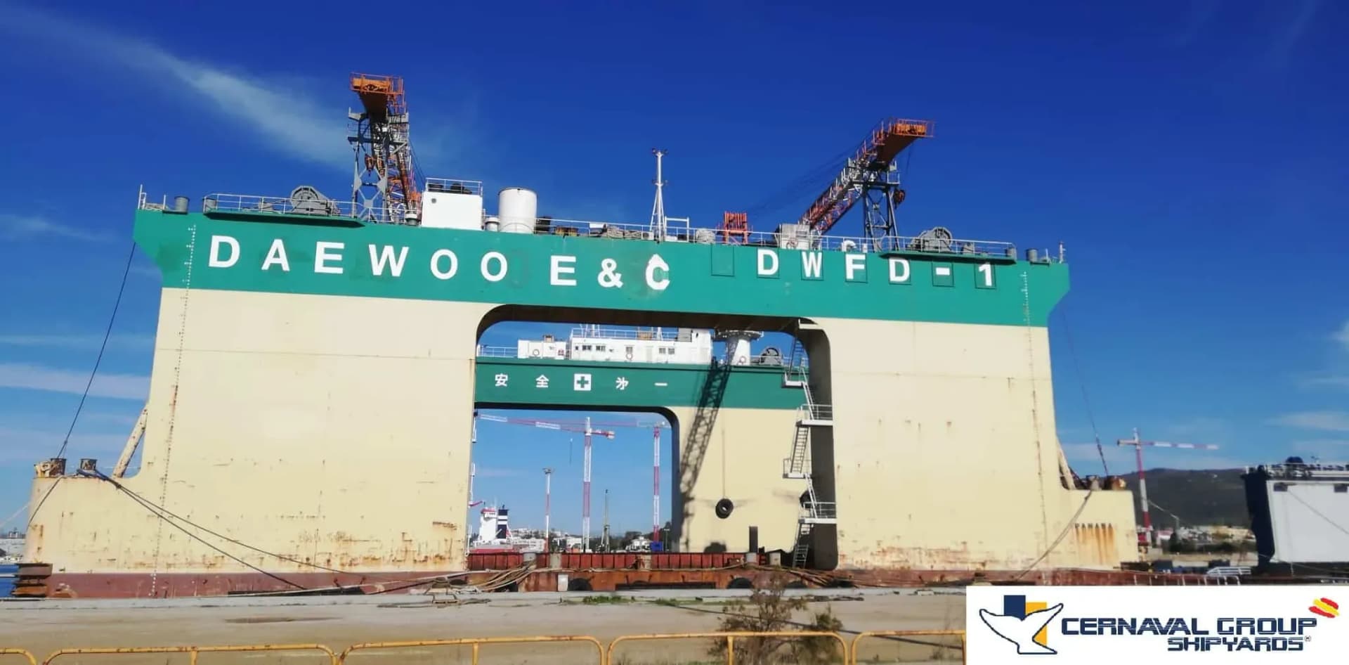 El dique flotante`Antaios´ se pone a punto en Cernaval
