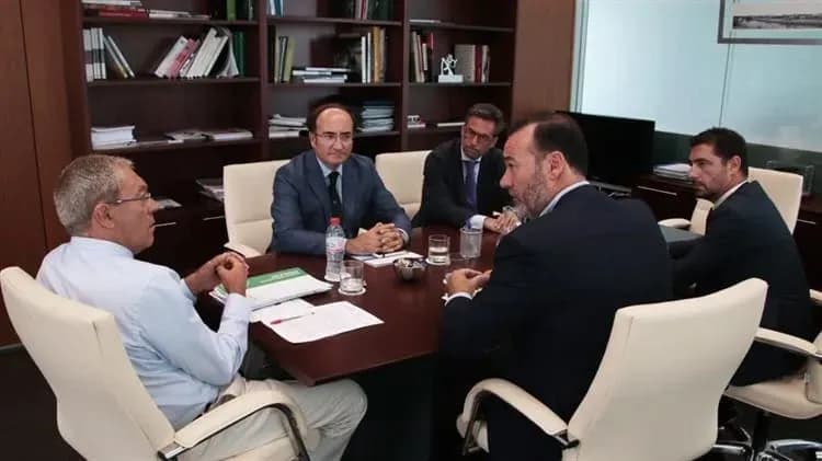 La Junta colaborará con el Puerto de Algeciras en la captación de inversiones e innovación en materia logística