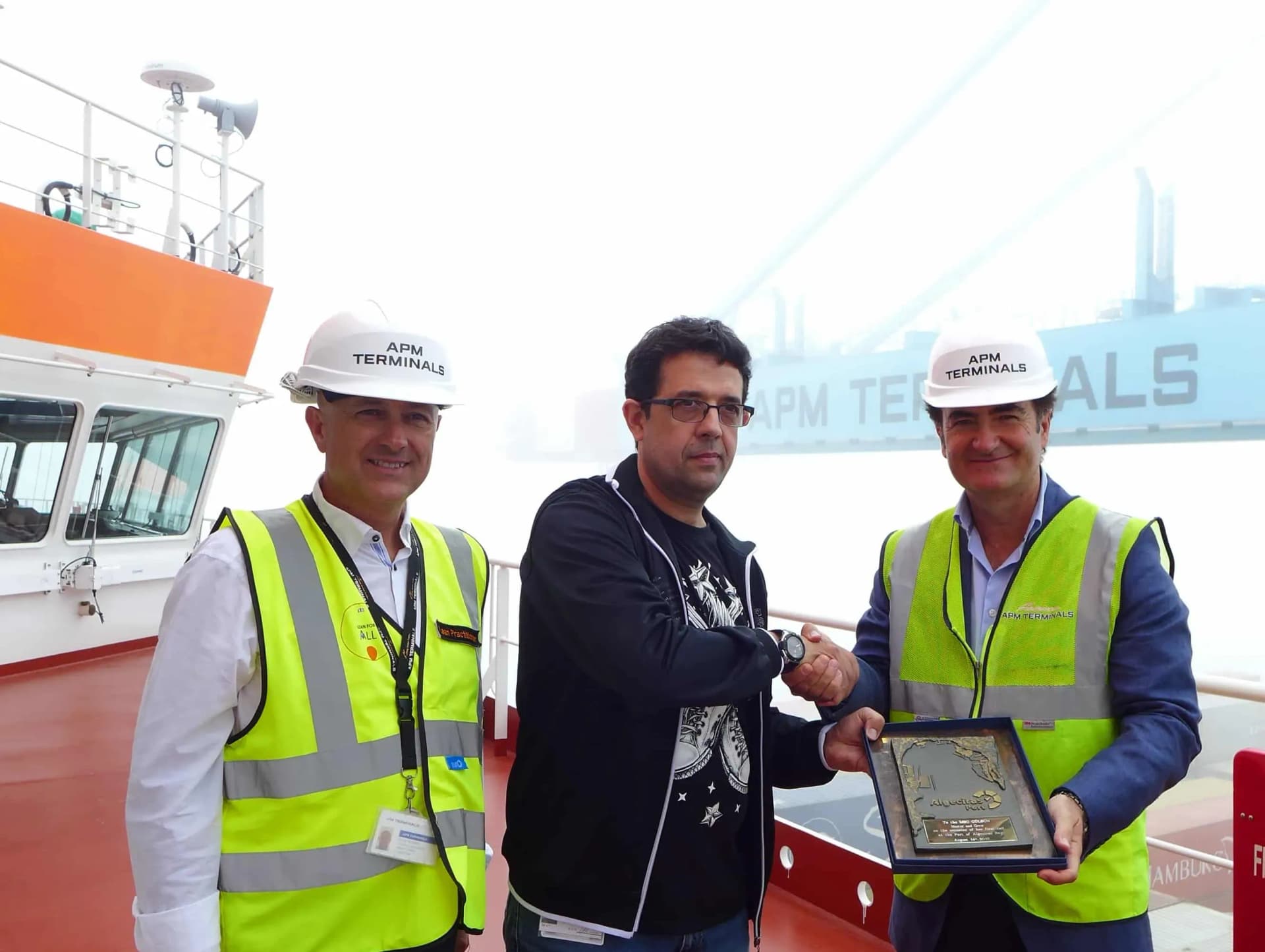 La APBA destaca la primera escala del MSC Gülsün con la entrega de una metopa conmemorativa