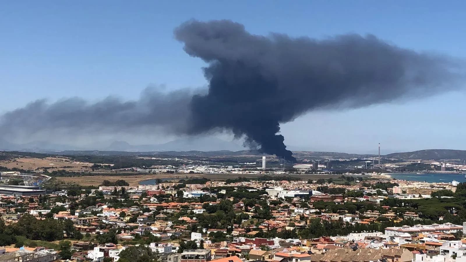 Indorama atribuye el incendio de su planta de San Roque a un cortocircuito