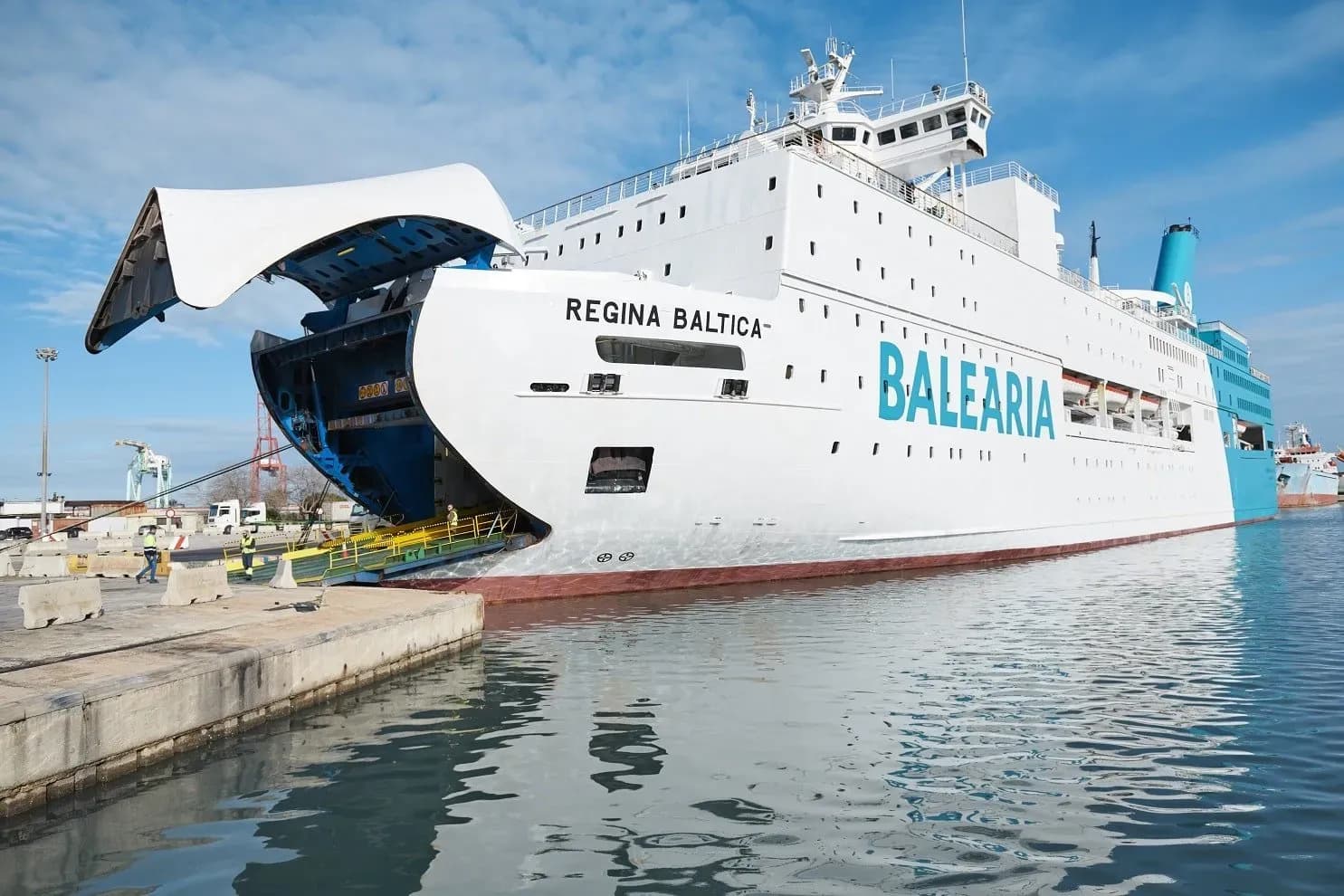 Baleària y Cepsa firman un acuerdo para ofrecer ventajas en viajes y estaciones de servicio a sus clientes