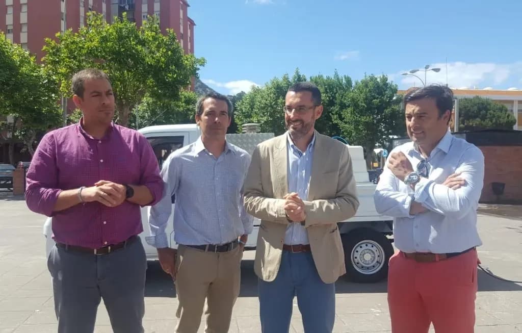 Arcgisa presenta el primer vehículo de la nueva flota de recogida de residuos de La Línea
