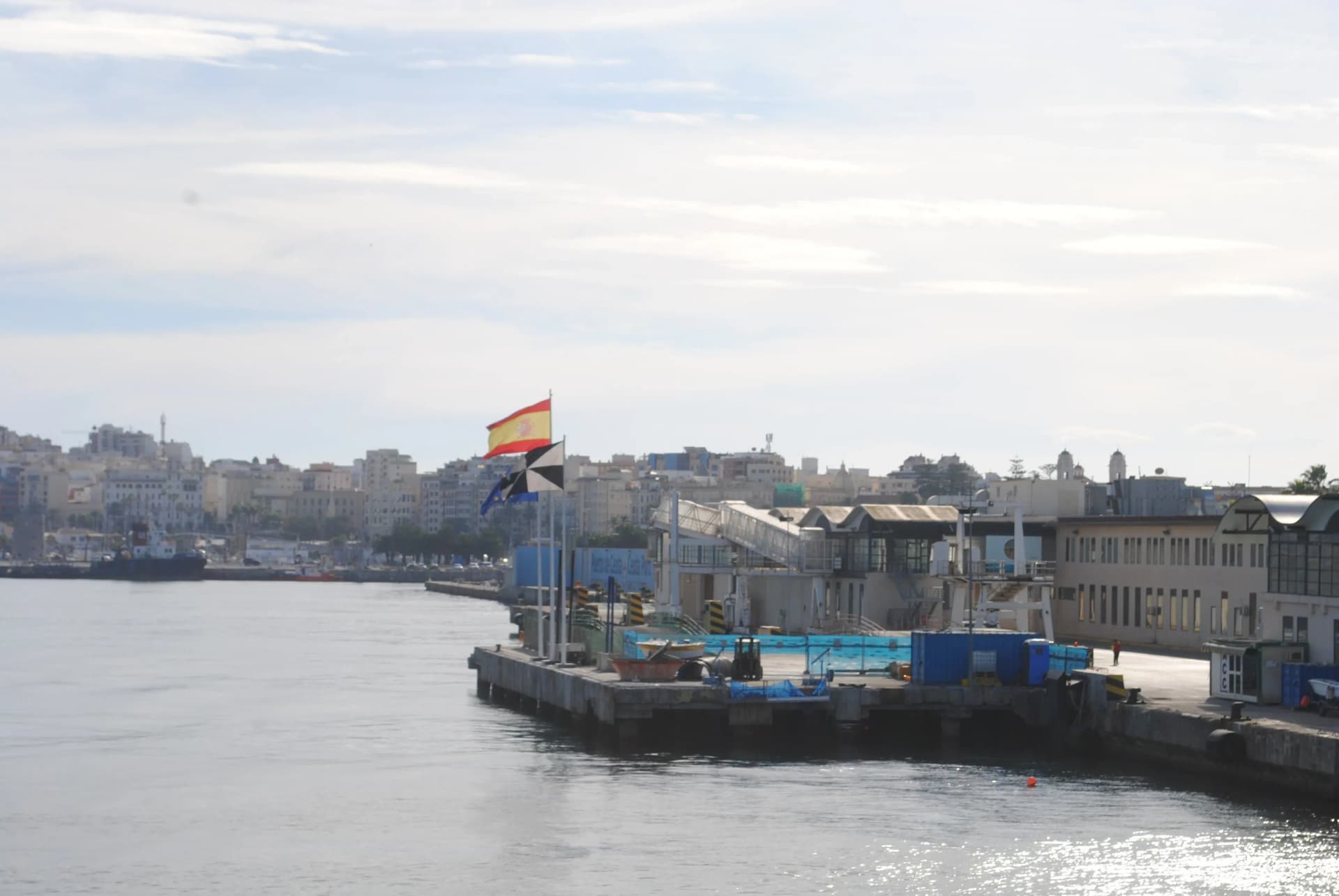 Cepsa suspende el abastecimiento nocturno de combustible en el puerto de Ceuta