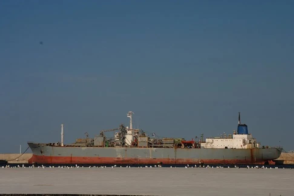 Subastados los buques Prosperity y Ocean Sparkle, abandonados en el puerto de Algeciras