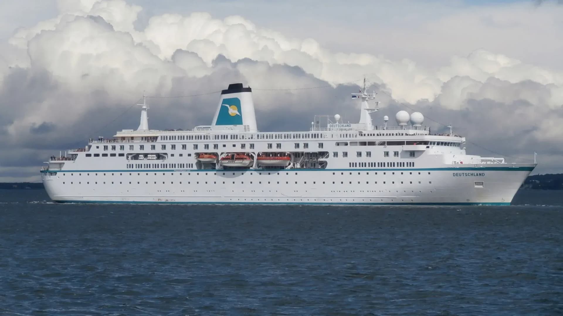 El Puerto de Sevilla recibe nuevamente al crucero turístico «Deutschland»