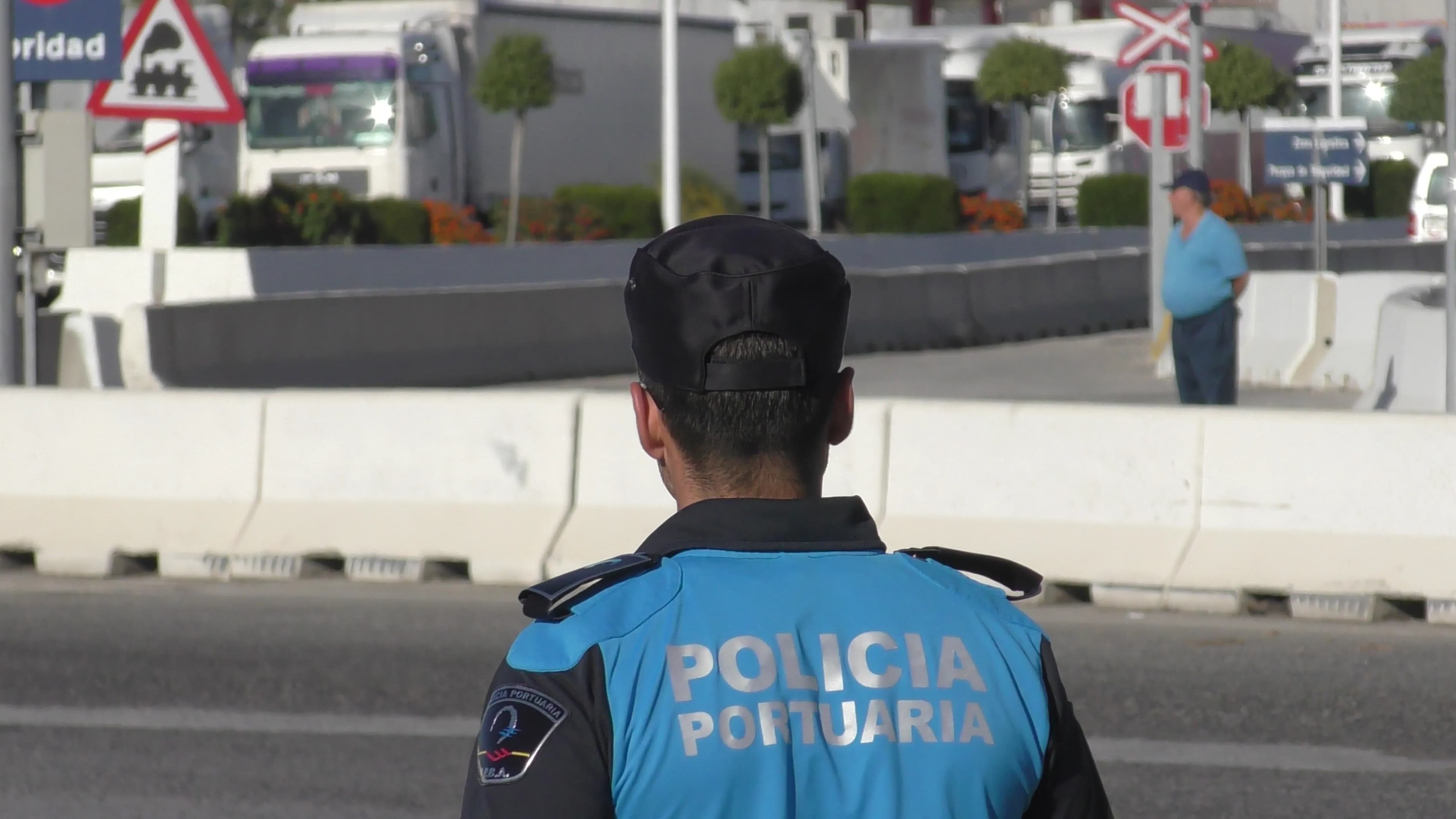 La Policía Portuaria detiene a dos personas que portaban 440 cajetillas de tabaco