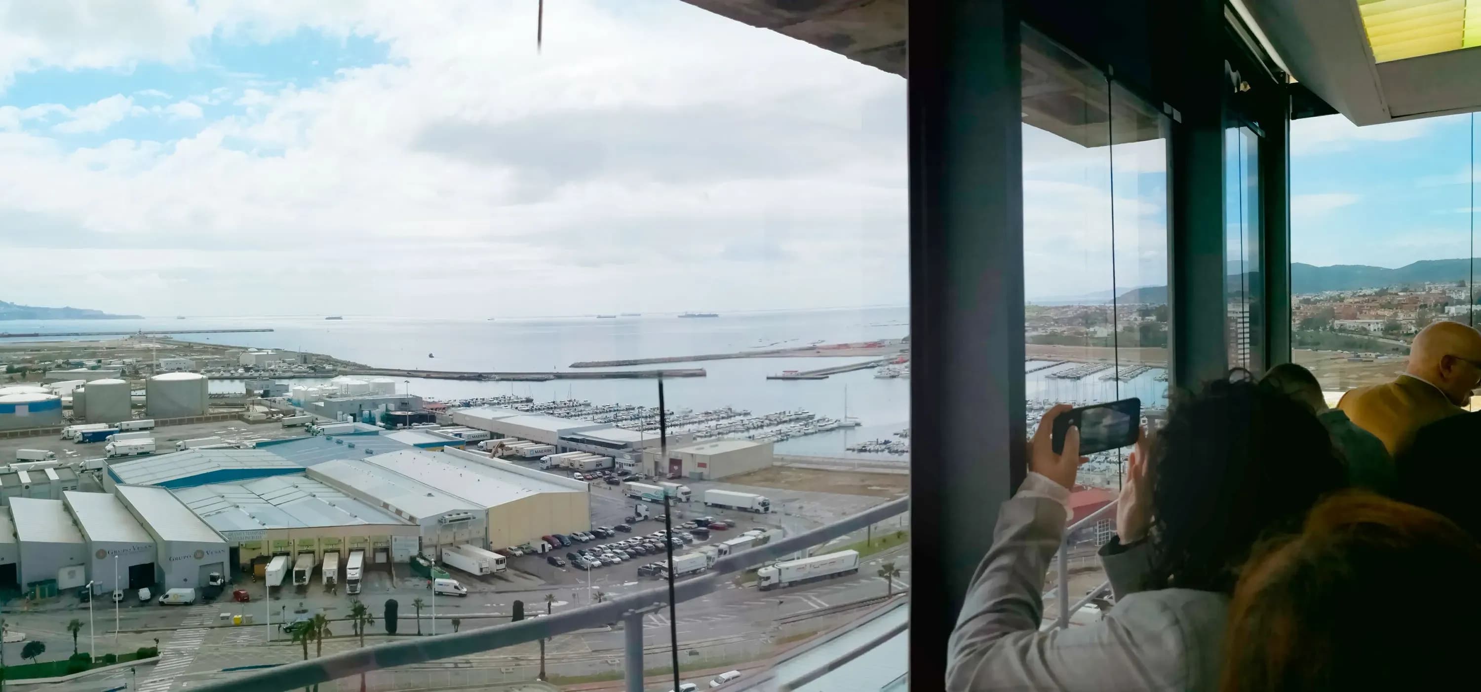Grupo Cabeza muestra el puerto de Algeciras a una veintena de empresarios