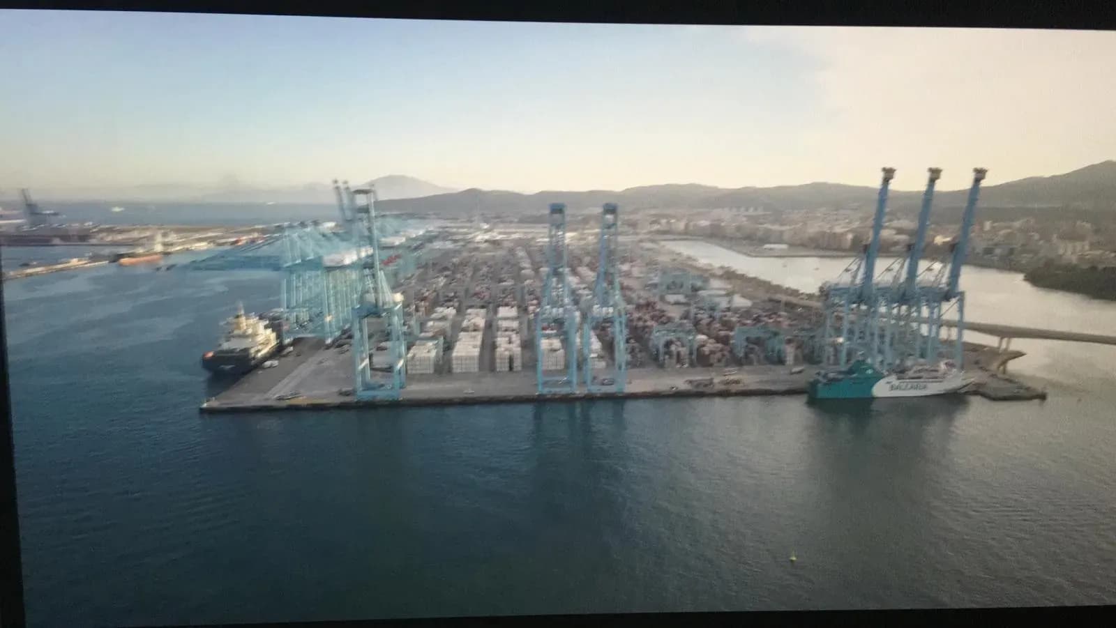 Algeciras: Un puerto sin tren que va a toda máquina