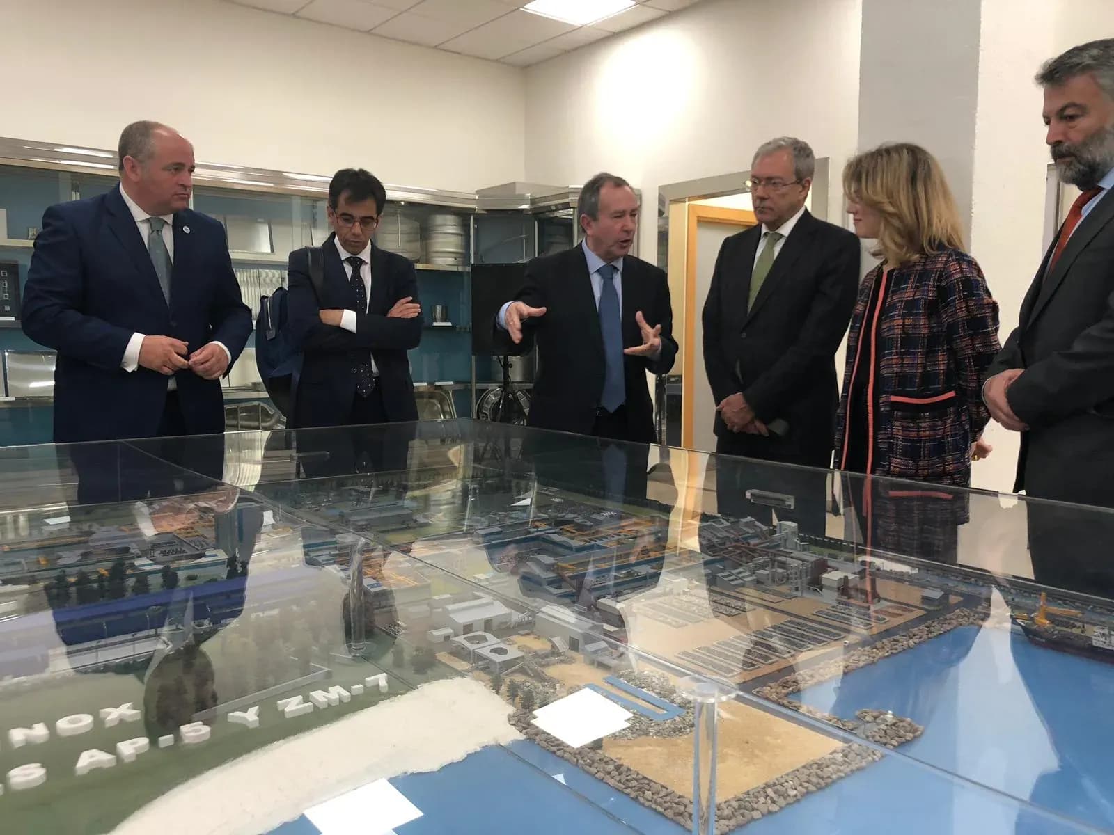 El consejero de Economía conoce la situación de la industria de la Bahía