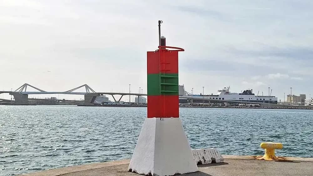 El Puerto de Barcelona renueva sus 72 equipos de balizamiento con una inversión de 135.000 euros
