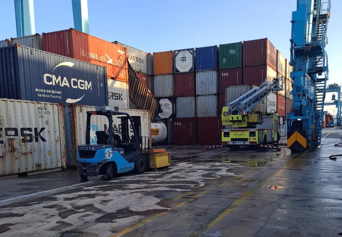 Los bomberos intervienen tras una caída de contenedores con productos químicos en el Puerto de Algeciras