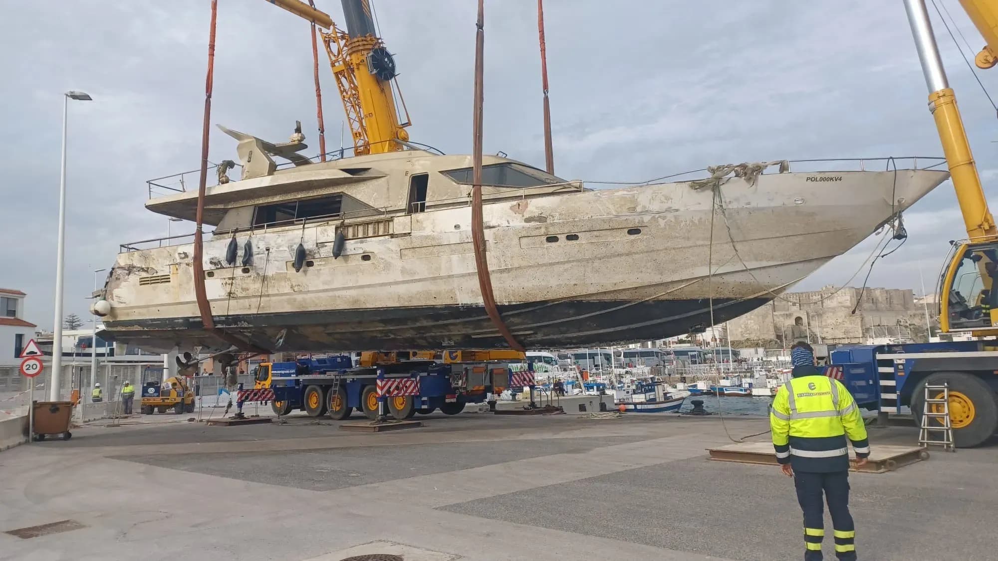 La APBA reflota y pone en seco el yate hundido en el Puerto de Tarifa