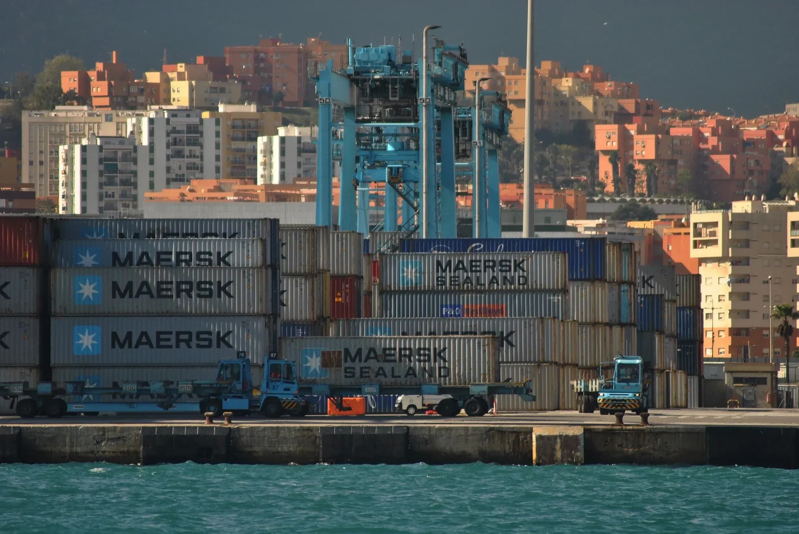 Maersk asume la retirada de flexitanks en Algeciras, Valencia y Barcelona con un recargo fijo de 695 euros