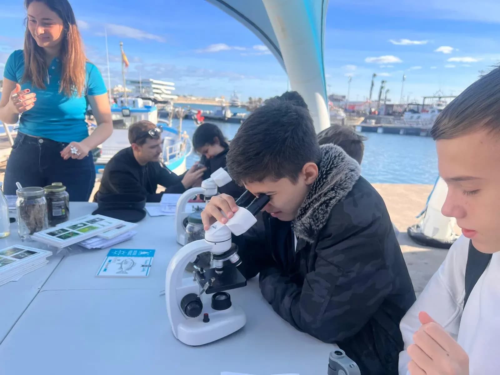 La Cofradía de Pescadores del Puerto de Valencia acoge una jornada educativa sobre biodiversidad y pesca sostenible