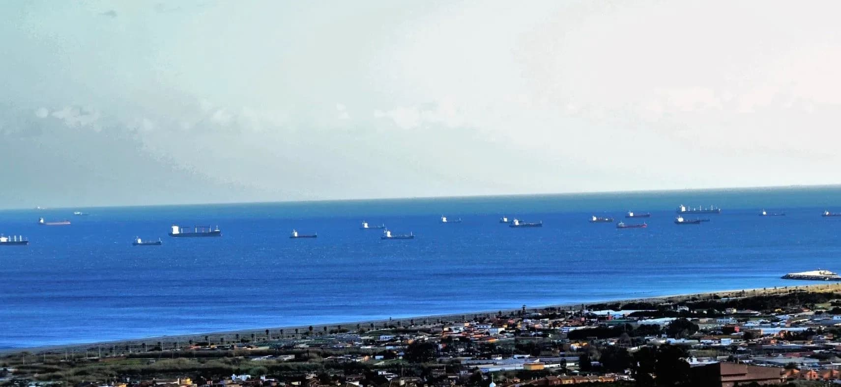 Verdemar alerta de un “fondeadero encubierto” de petroleros frente a la Costa del Sol