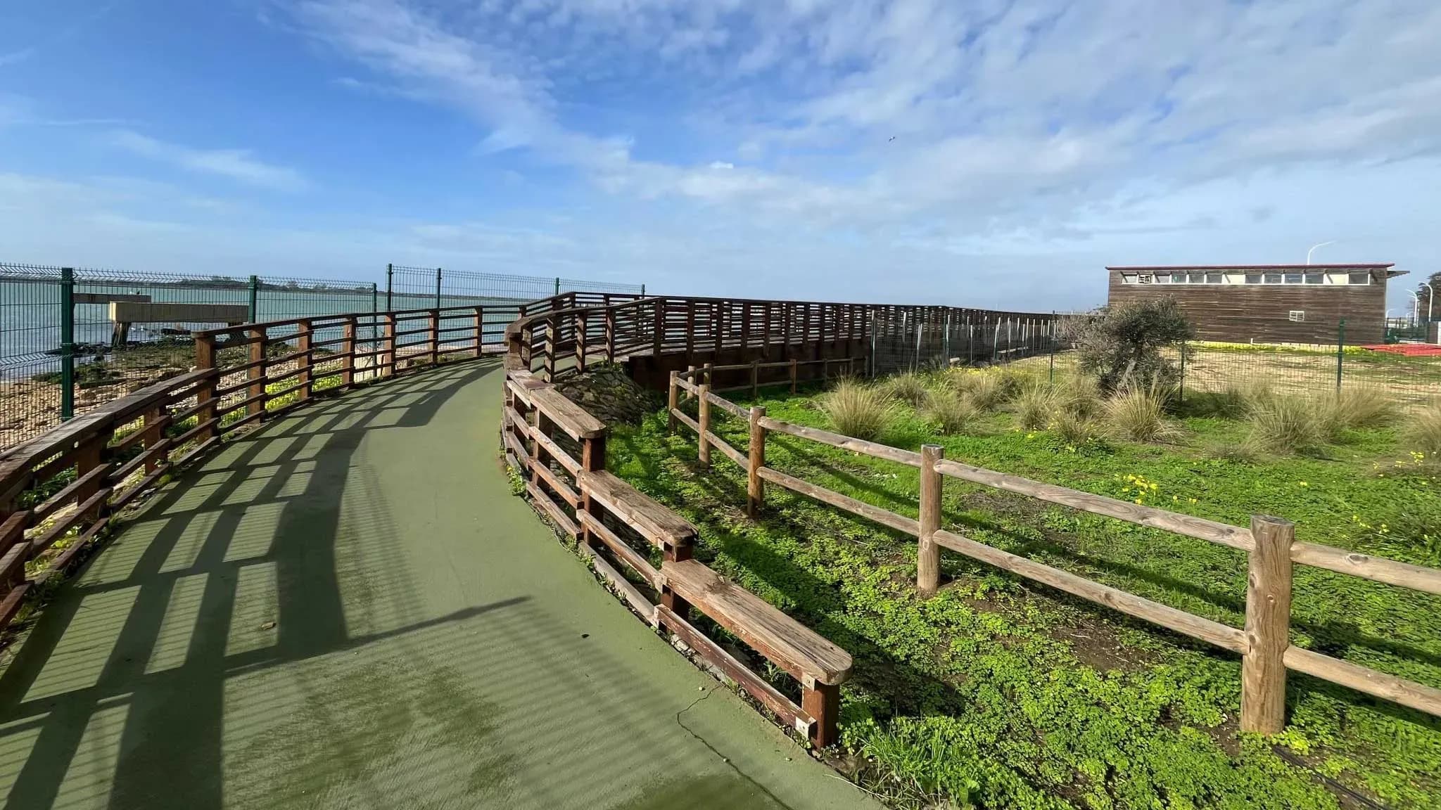 El Puerto de Huelva completa la reapertura de la pasarela peatonal de la ría tras reparar el tramo dañado por un incendio
