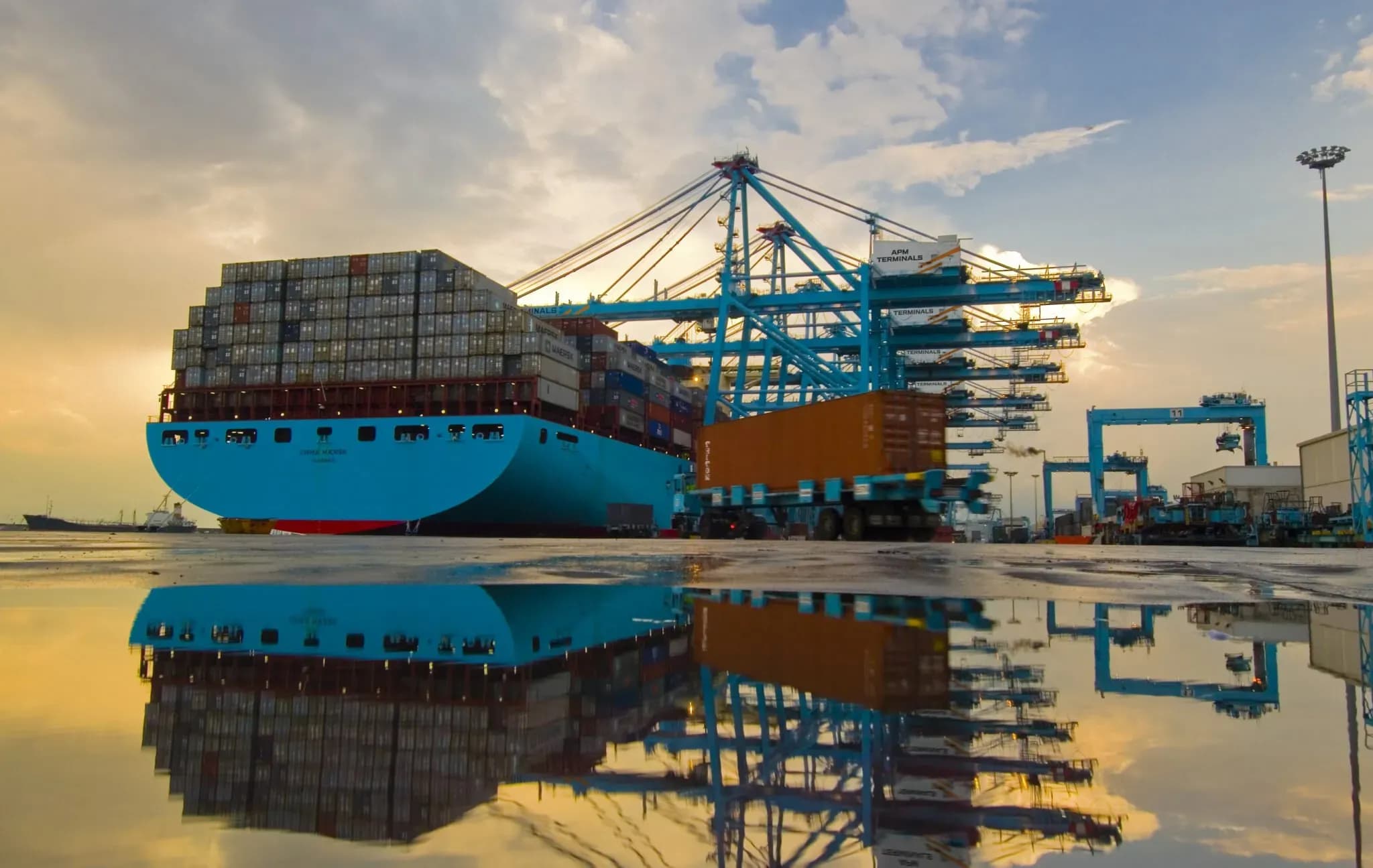 Maersk alerta de disrupciones generalizadas en las cadenas de suministro europeas por los temporales invernales y confirma el regreso del servicio ME11 al Canal de Suez
