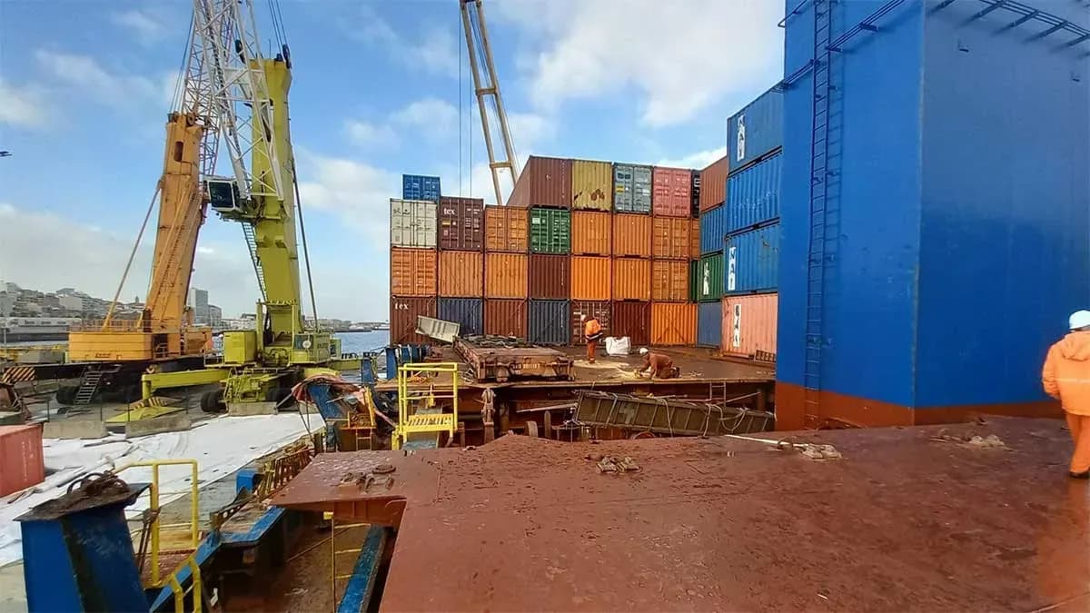 El Puerto de Vigo concluye la operativa de estabilización del buque María Francisca tras el corrimiento de su carga