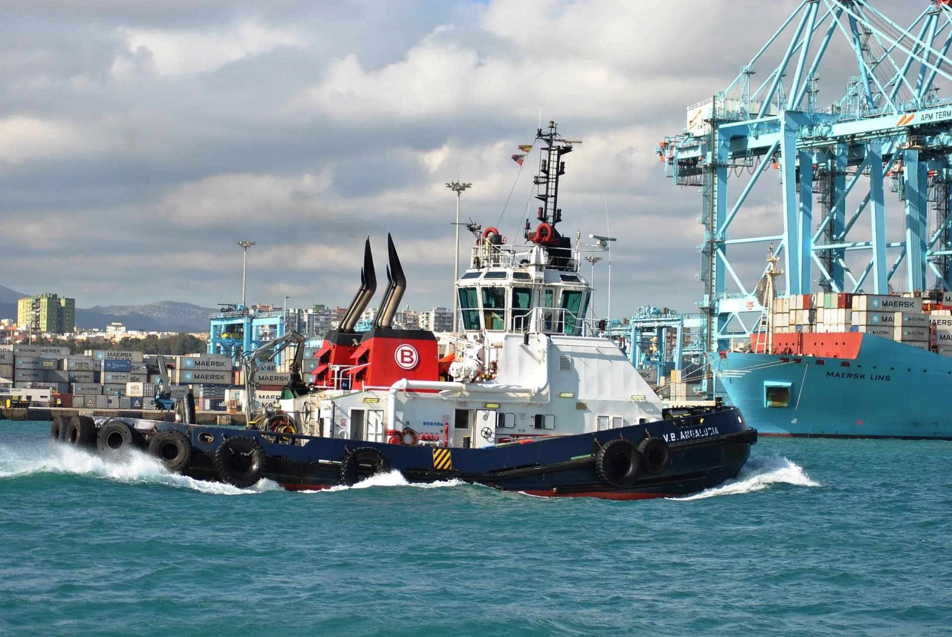 Brussels opens an investigation against Spain, France, and Italy for requiring a national flag from port tugs