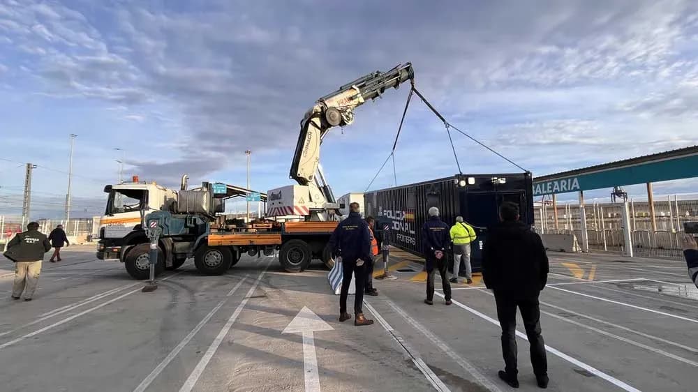 Valenciaport recibe el contenedor que albergará los equipos del nuevo punto de control fronterizo