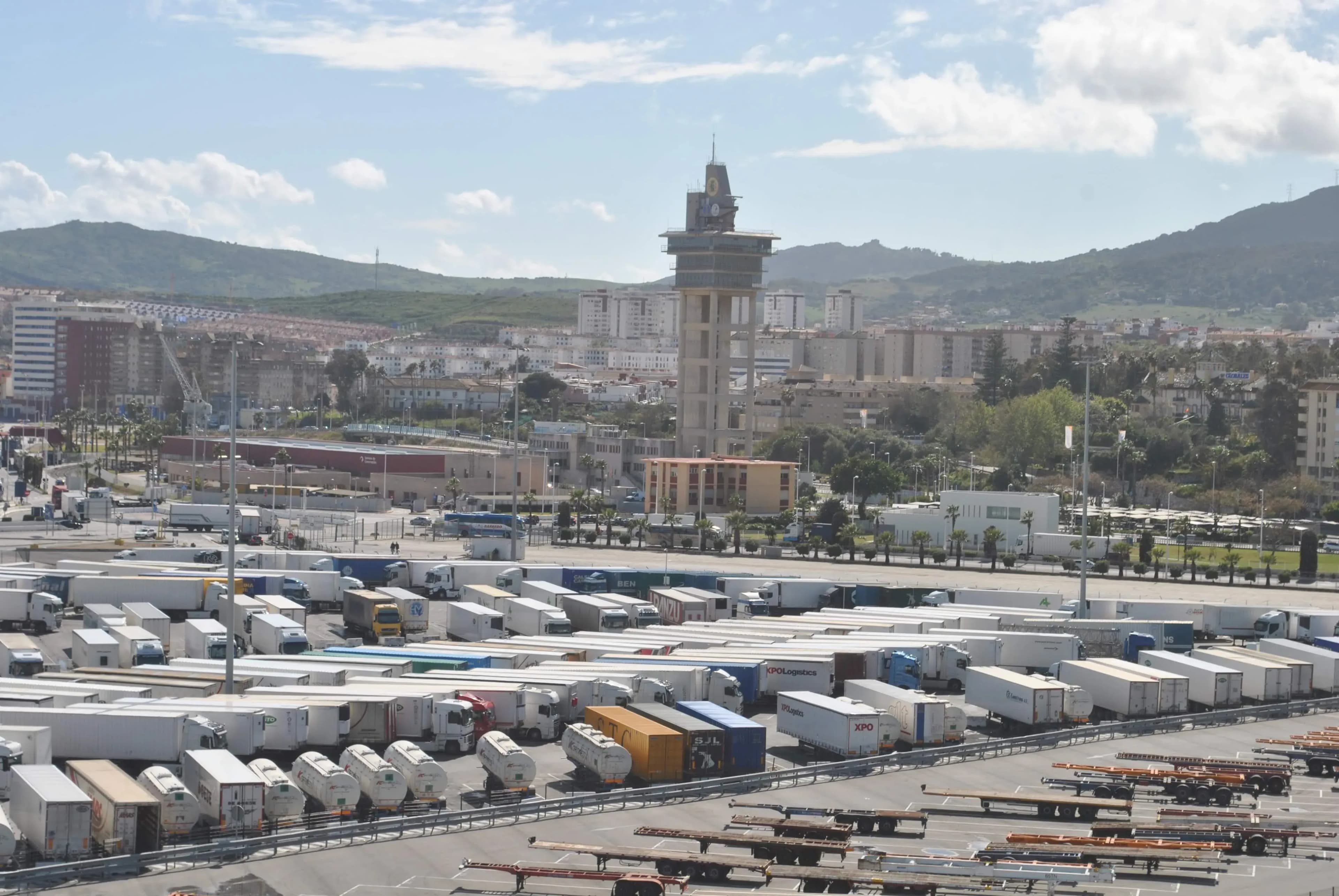 El Puerto de Algeciras limita el acceso de camiones exclusivamente a vehículos con reserva
