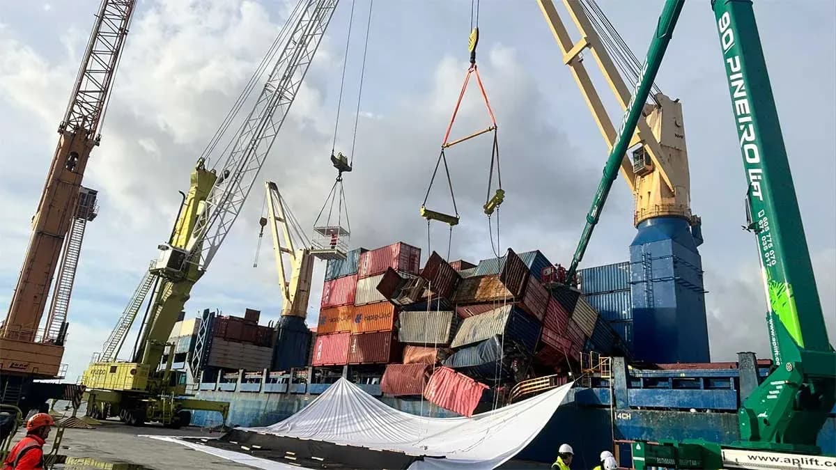 El Puerto de Vigo inicia la operativa de recuperación del buque María Francisca tras el corrimiento de carga sufrido en aguas portuguesas