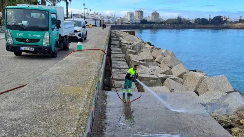 La Autoridad Portuaria de la Bahía de Cádiz retira 540 kilos de residuos en la Punta San Felipe